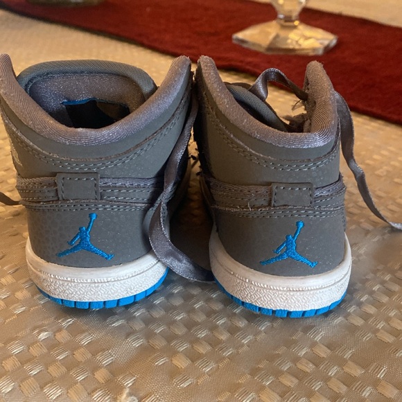 Toddler Boys gray nike air jordans with blue - Picture 2 of 4